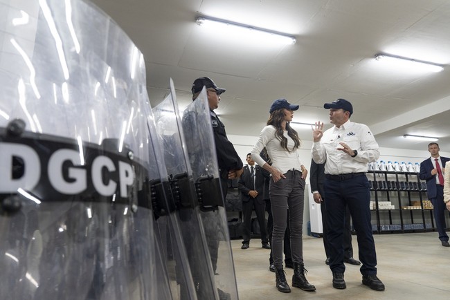 Biasa bergaya formal ketika muncul di hadapan publik, Noem memilih tampilan yang lebih kasul dalam padanan kasu putih lengan panjang, slim jeans, dan topi baseball. Namun, jam tangan emas mengilap tak absen dari penampilannya. (Foto: AP Photo/Alex Brandon)