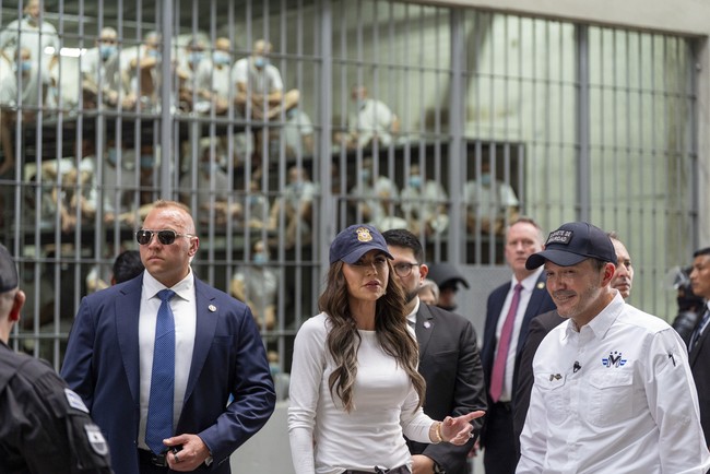 Cosmograph Daytona termasuk salah satu seri Rolex yang cukup langka. Untuk membelinya secara resmi, para calon pembeli harus masuk dalam daftar tunggu yang bisa mencapai bertahun-tahun. Tidak sedikit yang menilai bahwa mengenakan Rolex dalam kunjungan ke penjara adalah sebuah fashion faux pas yang mencerminkan ketidaksensitifan terhadap kondisi para tahanan di Cecot. Belum lagi, kebijakan efisiensi yang sedang diberlakukan pemerintahan Trump. (Foto: AP Photo/Alex Brandon)