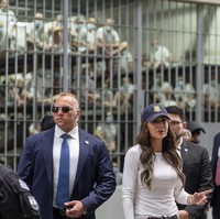 Cosmograph Daytona termasuk salah satu seri Rolex yang cukup langka. Untuk membelinya secara resmi, para calon pembeli harus masuk dalam daftar tunggu yang bisa mencapai bertahun-tahun. Tidak sedikit yang menilai bahwa mengenakan Rolex dalam kunjungan ke penjara adalah sebuah fashion faux pas yang mencerminkan ketidaksensitifan terhadap kondisi para tahanan di Cecot. Belum lagi, kebijakan efisiensi yang sedang diberlakukan pemerintahan Trump. (Foto: AP Photo/Alex Brandon)