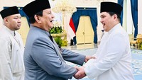 Dalam momen Lebaran Idul Fitri 1446 H, Menteri Badan Usaha Milik Negara (BUMN) Indonesia, Erick Thohir, menghadiri open house perdana Presiden Prabowo Subianto di Istana Negara, Jakarta. Dok. Instagram/erickthohir