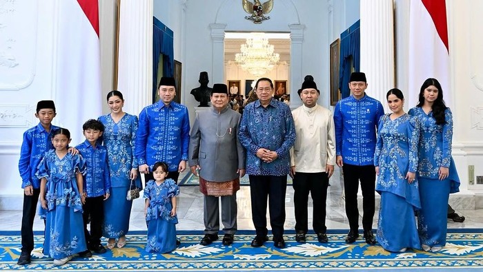 Gaya Para Menteri Ucapkan Selamat Lebaran ke Prabowo di Istana Menteri Koordinator Bidang Infrastruktur dan Pembangunan Kewilayahan, Agus Harimurti Yudhoyono (AHY), menghadiri open house yang digelar Presiden Prabowo Subianto. Ia datang bersama keluarga besarnya, termasuk Presiden Ke-6 Republik Indonesia (RI), Susilo Bambang Yudhoyono (SBY). Dok. Instagram/agusyudhoyono