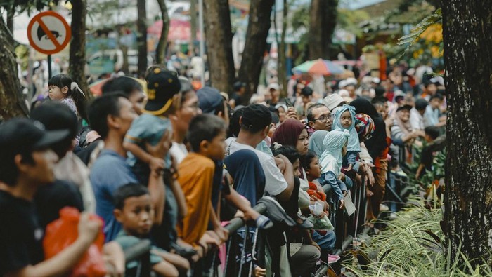 Taman Margasatwa Ragunan, Jakarta Selatan, menambah jam operasional selama libur Lebaran 1446 Hijriah. Ragunan akan tutup lebih sore jika pengunjung membeludak.