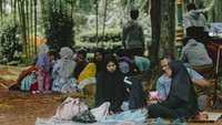Dia mengatakan penambahan jam operasional itu berlaku mulai hari ini hingga 14 April 2025. Dia juga mengimbau para pengunjung tetap waspada menjaga putra dan putrinya untuk menghindari kasus anak hilang.