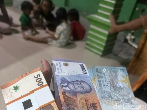 Ilustrasi - Uang Hagala yang dipersiapkan untuk dibagikan kepada sanak keluarga dan tetangga saat Lebaran di Bima dan Dompu, NTB. (Foto: Rafiin/detikBali)