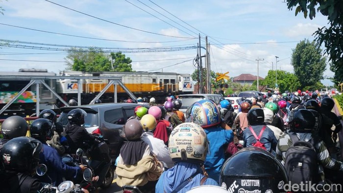 Jalur Arteri Jombang ke Kediri Padat