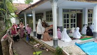 Mereka melakukan salat id, karena mengikuti kalender Islam Jawa (Foto: M Rofiq/detikJatim)