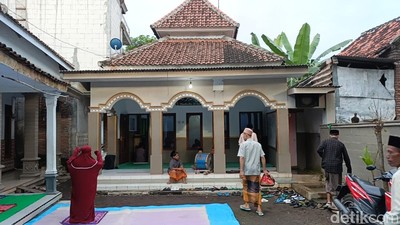 Khusyuknya Jemaah Aboge Probolinggo yang Baru Laksanakan Salat Id