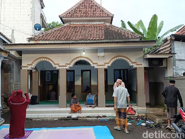 Khusyuknya Jemaah Aboge Probolinggo yang Baru Laksanakan Salat Id