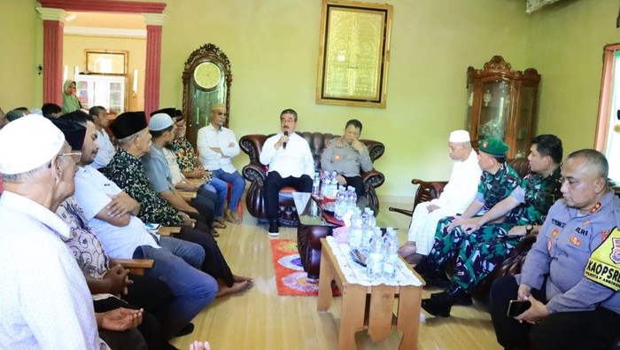 Kapolda Maluku Irjen Eddy Sumitro Tambunan bersama Gubernur Maluku Hendrik Lewerissa saat berdialog dengan warga. Dokumen Istimewa