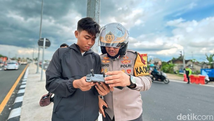 Kapolres Klaten AKBP Nur Cahyo pantau kepadatan arus mudik Lebaran via drone. Foto diunggah Selasa (1/4/2025).