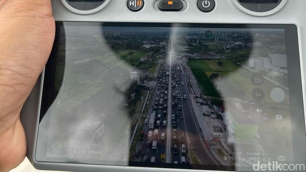 Kapolres Klaten AKBP Nur Cahyo pantau kepadatan arus mudik Lebaran via drone. Foto diunggah Selasa (1/4/2025).