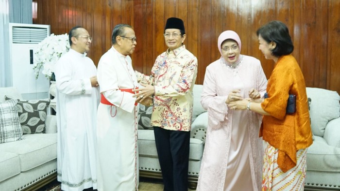 Kardinal Indonesia, Ignatius Suharyo, mengunjungi Menag Nasaruddin Umar. Kedua sahabat bertemu dalam momen silaturahmi Lebaran Idul Fitri. (dok Humas Keuskupan Agung Jakarta dan Gereja Katedral) Kardinal Indonesia, Ignatius Suharyo, mengunjungi Menag Nasaruddin Umar. Kedua sahabat bertemu dalam momen silaturahmi Lebaran Idul Fitri. (dok Humas Keuskupan Agung Jakarta dan Gereja Katedral)