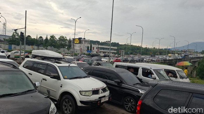 Kemacetan di GT Parungkuda, Sukabumi.