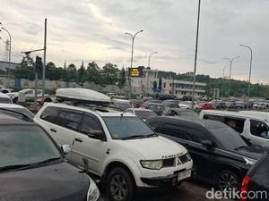 Cerita Mereka yang Terjebak Kemacetan di GT Parungkuda