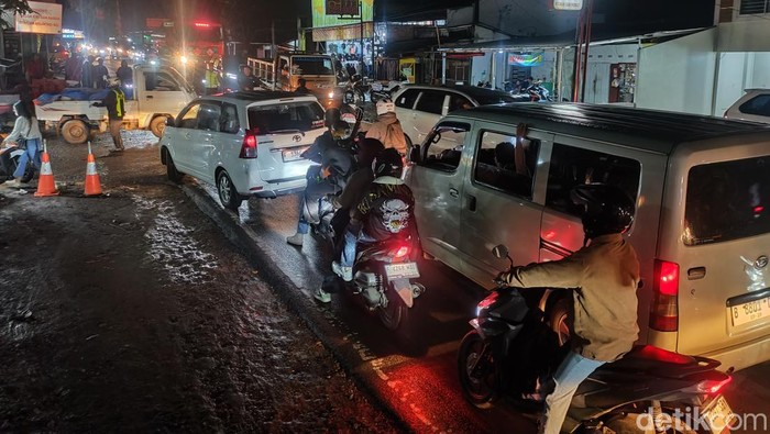Kemacetan terjadi di Jalan Raya Bandung-Cianjur di hari kedua Lebaran 2025, Selasa (1/4/2025).