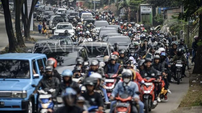 Kendaraan terjebak kemacetan di Cicalengka, Kabupaten Bandung, Jawa Barat, Selasa (1/4/2025). (ANTARA/Raisan Al Farisi)