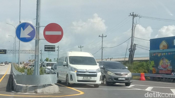 Kepadatan kendaraan di Tol Jogja-Solo di hari kedua Lebaran, Selasa (1/4/2025).