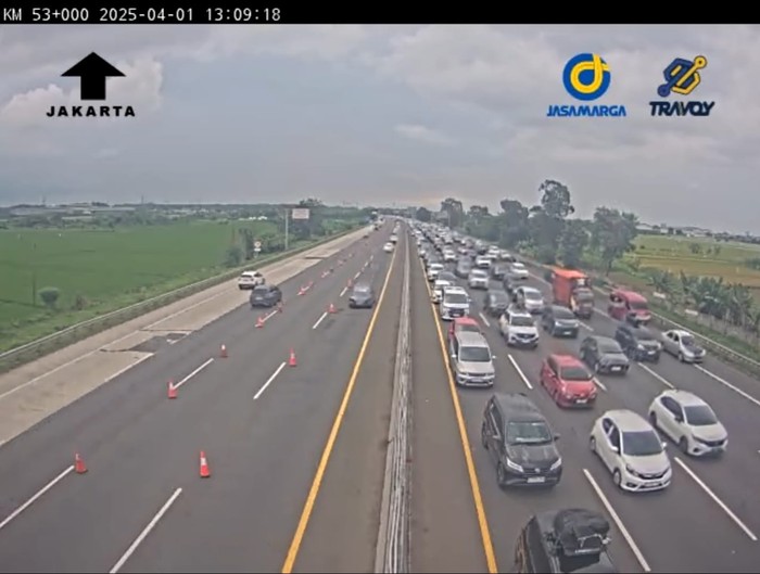Kepadatan lalu lintas di Tol Jakarta-Cikampek Km 53 pada siang ini (dok CCTV Kemen-PU)