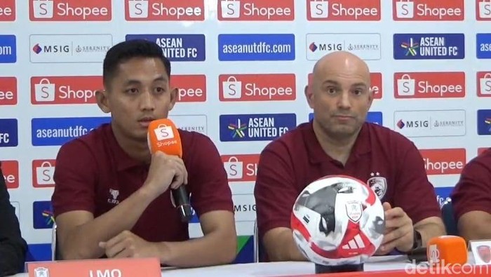 Kiper PSM Makassar Reza Arya dan Pelatih Bernardo Tavares saat sesi konferensi pers.
