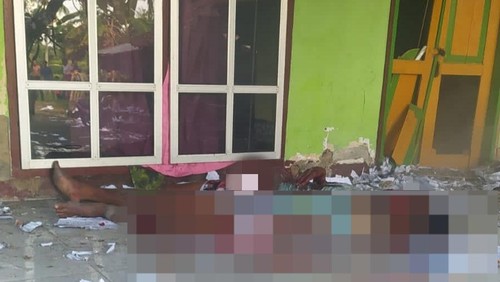 Salah satu korban ledakan petasan di Desa Jelantik, Kecamatan Jonggat, Lombok Tengah, terkapar bersimbah darah sesuai kejadian. Foto: (istimewa)