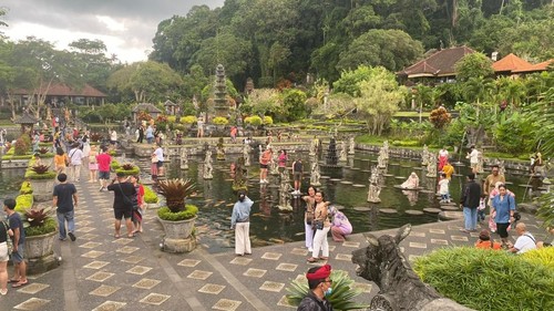 Kunjungan turis asing maupun domestik di Objek Wisata Taman Tirta Gangga, Karangasem, Bali, saat libur Lebaran, Selasa (1/4/2025). (Selamat Juniasa/detikBali)