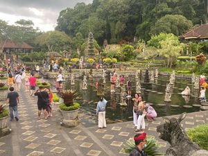 Taman Tirta Gangga Karangasem Ramai Wisatawan Saat Libur Lebaran