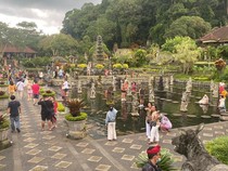 Taman Tirta Gangga Karangasem Ramai Wisatawan Saat Libur Lebaran