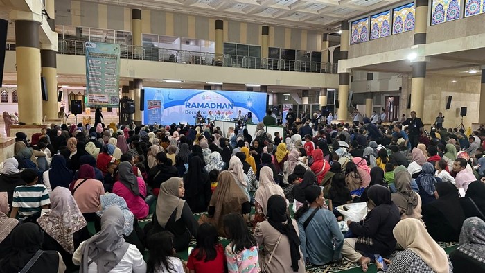 Le Minerale Buka Bersama Warga di 108 Masjid Selama Ramadan