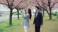 Momen Maxime Bouttier memberi cincin bermula saat Luna Maya sedang asyik memfoto suasana Jepang. (Foto: dok Instagram)