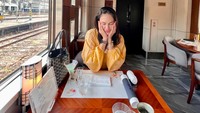 Jepang memang menjadi negara favorit Luna Maya. Ia pernah menikmati sensasi bersantap di kereta Jepang dengan hidangan Jepang-China autentik. Foto: Instagram @lunamaya