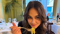 Terakhir ada keseruan Luna Maya saat menikmati spaghetti aglio olio di sebuah restoran Italia. Foto: Instagram @lunamaya