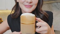Ini momennya saat kekasih Maxime Bouttier menikmati kopi yang diracik pakai resep favoritnya sendiri. Foto: Instagram @lunamaya