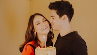 Ini adalah momen Luna Maya saat ulang tahun. Ia mendapat kejutan kue ulang tahun cantik dari sang kekasih. Foto: Instagram @lunamaya