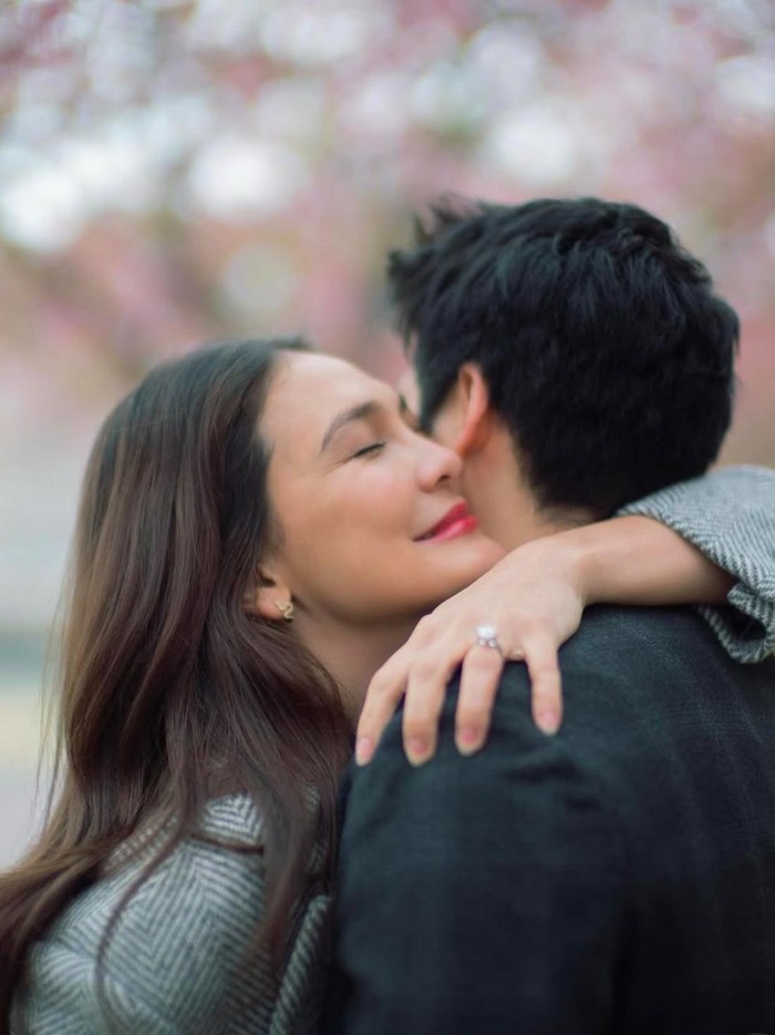 Luna Maya dilamar kekasihnya, Maxime Bouttier. (Instagram @lunamaya)