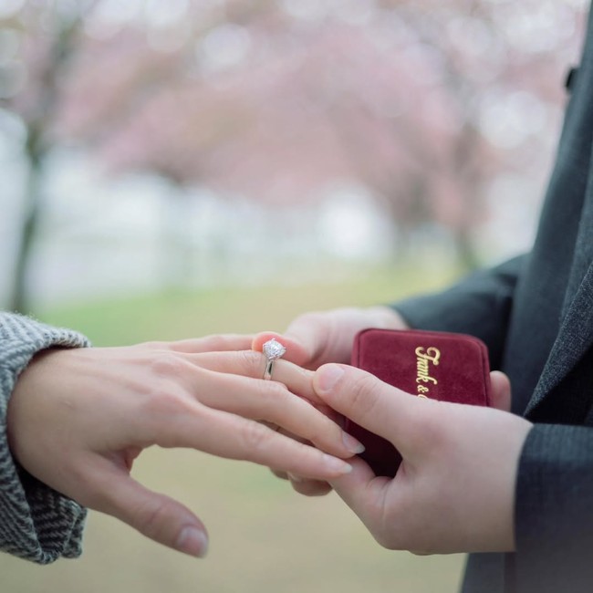 Luna pun berkata ya kepada ajakan Maxime untuk menikahinya. Maxime kemudian memasang sebuah cincin berliandi jari manis kiri sang kekasih.  (Foto: Instagram/@bouttier_maxime)