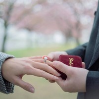 Luna pun berkata ya kepada ajakan Maxime untuk menikahinya. Maxime kemudian memasang sebuah cincin berliandi jari manis kiri sang kekasih.  (Foto: Instagram/@bouttier_maxime)