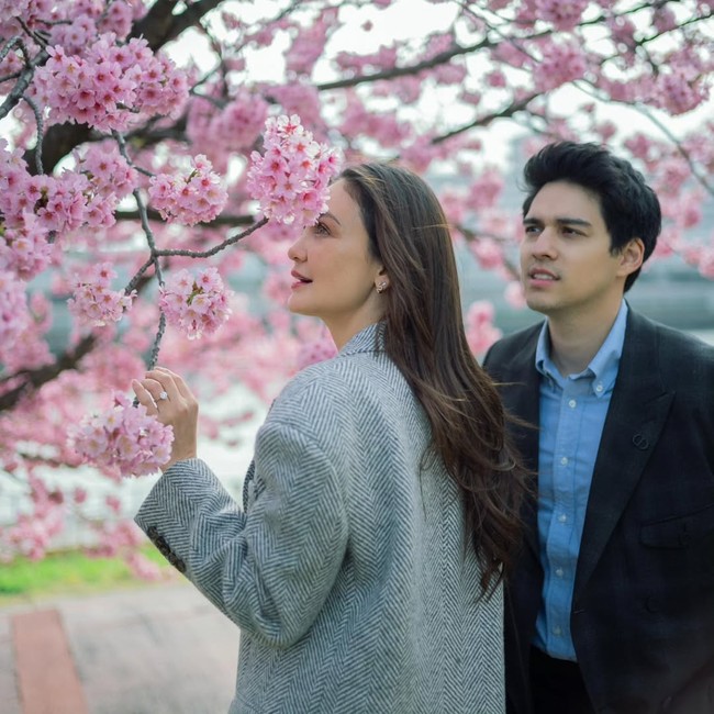 Cinta Laura menulis, “Congratulations! ❤️ You deserve all the happiness in the world! God bless the both of you! “Ucapan juga datang dari Raline Shah: “Congrats my dear❤️❤️❤️”. (Foto: Instagram/@bouttier_maxime)