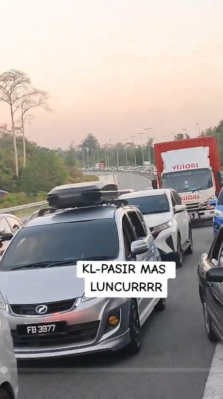 macet mudik lebaran di Malaysia, warga sekitar memanfaatkannya untuk berjualan