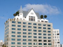 Bukan di Tanah, Rumah Mewah Ini Dibangun di Atas Hotel! Gimana Caranya?