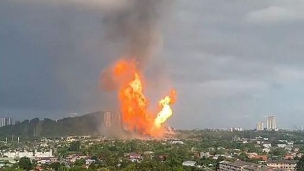 This frame grab taken from UGC video footage taken and posted by TikTok user @by_tharraa on the social media platform on April 1, 2025 shows a big fire in Putra Heights, near Kuala Lumpur. A massive fire forced people from their homes during Eid celebrations as it towered over residential districts on April 1 near the Malaysian capital Kuala Lumpur. (Photo by Courtesy of Tiktok user @by_tharraa / AFP) / RESTRICTED TO EDITORIAL USE  MANDATORY CREDIT   AFP PHOTO / Courtesy of Tiktok user @by_tharraa   - NO MARKETING NO ADVERTISING CAMPAIGNS  DISTRIBUTED AS A SERVICE TO CLIENTS - NO ARCHIVE