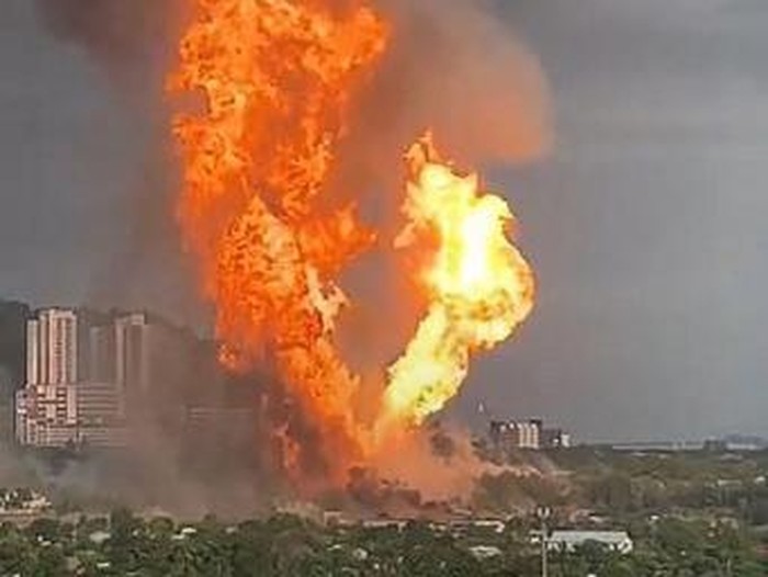 This frame grab taken from UGC video footage taken and posted by TikTok user @by_tharraa on the social media platform on April 1, 2025 shows a big fire in Putra Heights, near Kuala Lumpur. A massive fire forced people from their homes during Eid celebrations as it towered over residential districts on April 1 near the Malaysian capital Kuala Lumpur. (Photo by Courtesy of Tiktok user @by_tharraa / AFP) / RESTRICTED TO EDITORIAL USE  MANDATORY CREDIT   AFP PHOTO / Courtesy of Tiktok user @by_tharraa   - NO MARKETING NO ADVERTISING CAMPAIGNS  DISTRIBUTED AS A SERVICE TO CLIENTS - NO ARCHIVE