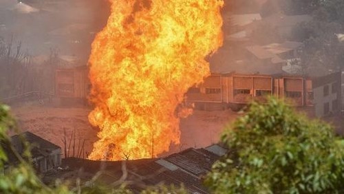 This picture shows a fire caused by a gas pipeline leak in Puchong, Selangor on April 1, 2025. A massive fire forced people from their homes during Eid celebrations as it towered over residential districts on April 1 near the Malaysian capital Kuala Lumpur. (Photo by ARIF KARTONO / AFP)