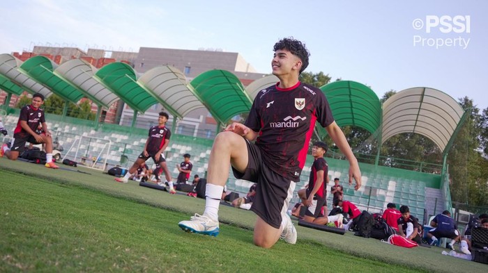 Mathew Baker berlatih menjelang laga Timnas Indoensia U-17 melawan Korea Selatan di Piala Asia U-17 2025.