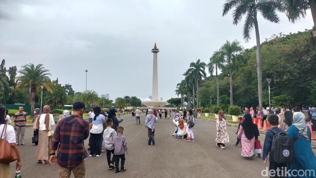 Parkir Sembarangan di Monas Berujung Ban Mobil Kempis