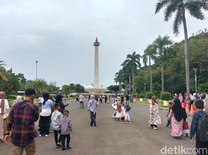 Parkir Sembarangan di Monas Berujung Ban Mobil Kempis