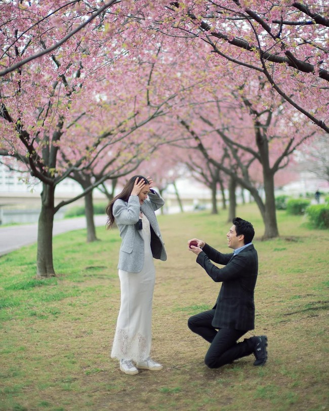 Di bawah deretan pepohonan sakura yang sedang bermekaran, Maxime berlutut di hadapan Luna. Terlihat dalam unggahan di Instagram keduanya, Selasa (1/4/2025), aktris dan presenter 41 tahun itu tampak terkejut. (Foto: Instagram/@lunamaya)