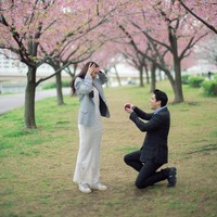 Di bawah deretan pepohonan sakura yang sedang bermekaran, Maxime berlutut di hadapan Luna. Terlihat dalam unggahan di Instagram keduanya, Selasa (1/4/2025), aktris dan presenter 41 tahun itu tampak terkejut. (Foto: Instagram/@lunamaya)