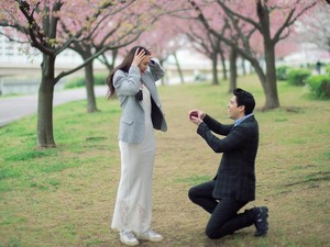 Momen Manis Luna Maya Dilamar Maxime Bouttier, Berlatar Pohon Sakura