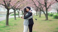 Luna Maya langsung mengatakan ya untuk menerima cincin Maxime Bouttier dan memeluknya. (Foto: Instagram: @lunamaya)