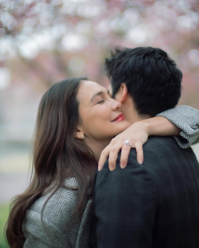 Sementara itu, Maxime memajang foto momen tersebut dengan ketarangan sedarhana tapi penuh makna. On to the next chapter, tulis aktor 31 tahun berdarah Prancis tersebut. (Foto: Instagram/@lunamaya)